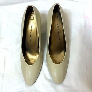 Hush Puppies Cream/Bone pumps shoes 9-1/2 Narrow